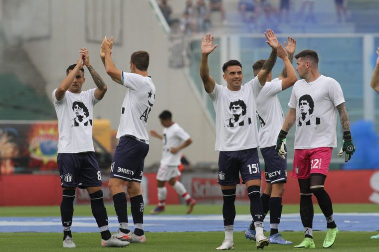 El recuerdo de Maradona en la cancha