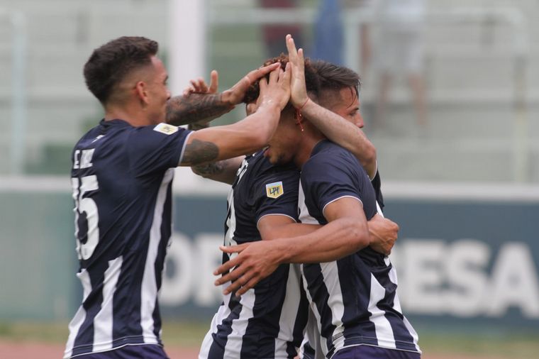FOTO: El festejo del primer gol de Talleres ante Huracán