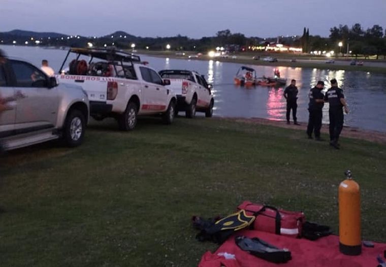 FOTO: Buzos tácticos encontraron el cuerpo de un menor en el lago de Embalse.