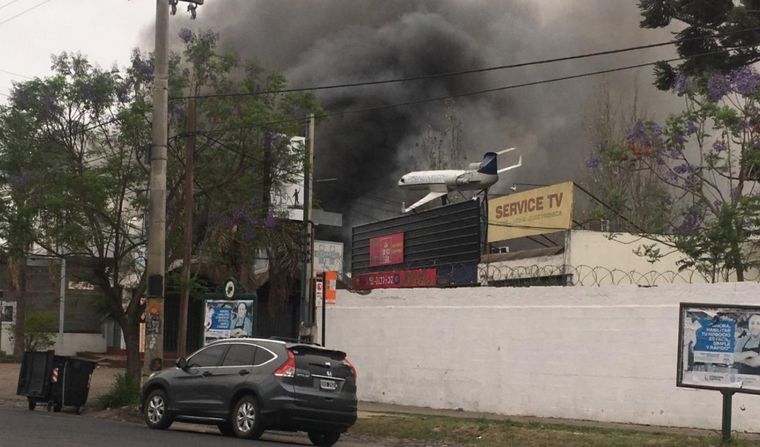 AUDIO: Se incendia un local comercial en la zona de la Mujer Urbana (Foto: Mauro Osorio)