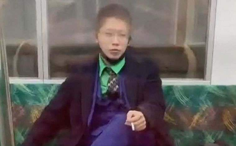 Presunto sospechosos disfrazado de Joker.