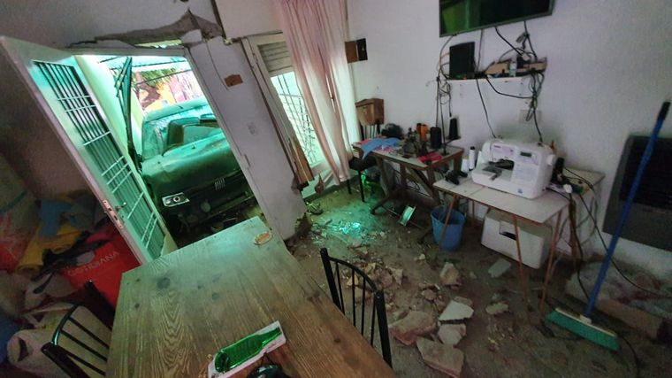 AUDIO: Un auto se incrustó en una casa y le destruyó el living