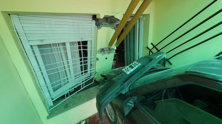 Un auto se incrustó en una casa en Córdoba