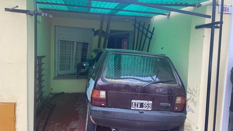 Un auto se incrustó en una casa en Córdoba