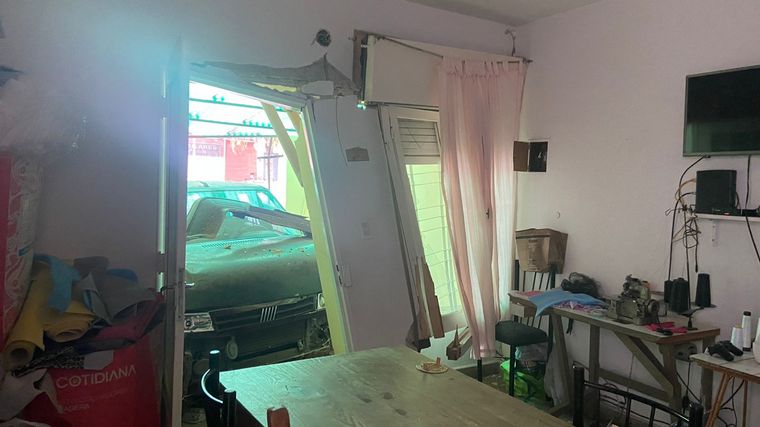 Un auto se incrustó en una casa en Córdoba