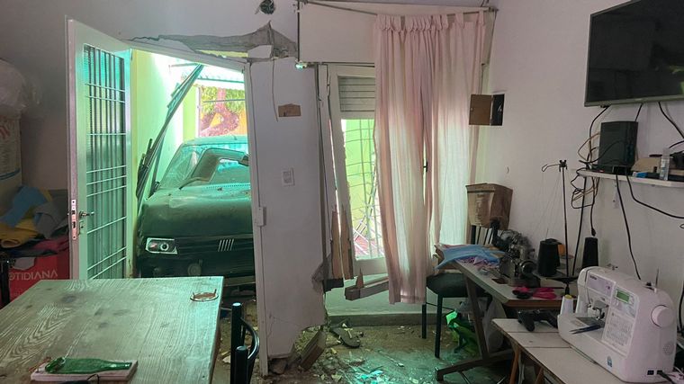 Un auto se incrustó en una casa en Córdoba