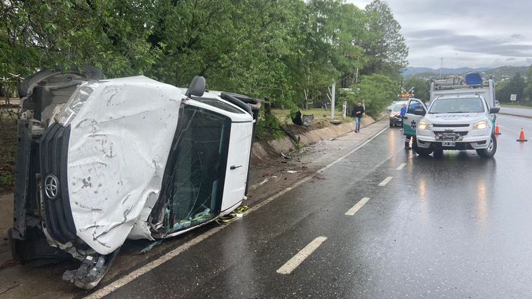 AUDIO: La Calera: una camioneta se despistó por la lluvia y volcó 