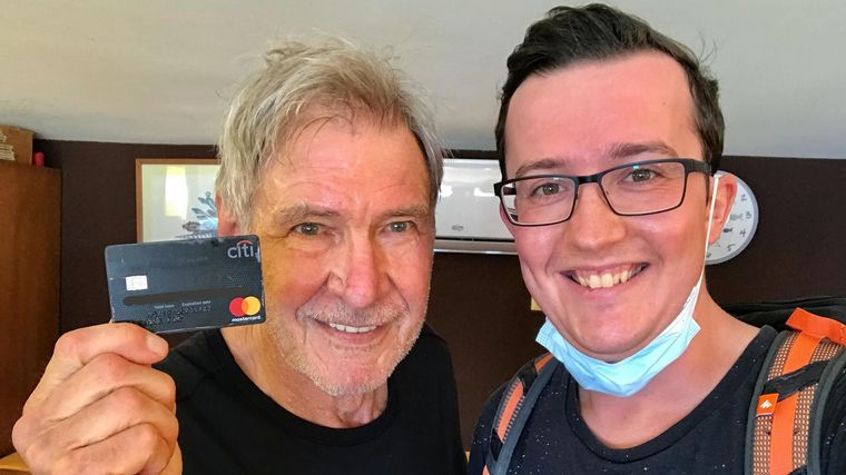 FOTO: Un turista encontró la tarjeta de crédito de Harrison Ford.
