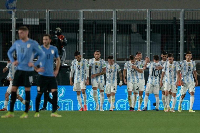 FOTO: Durante el partido entre Argentina y Uruguay, el público cantó versos xenófobos. 