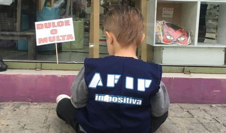 Un niño cordobés se disfrazó de inspector de AFIP para Halloween