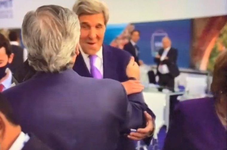 FOTO: John Kerry le sacó la mano a Alberto Fernández
