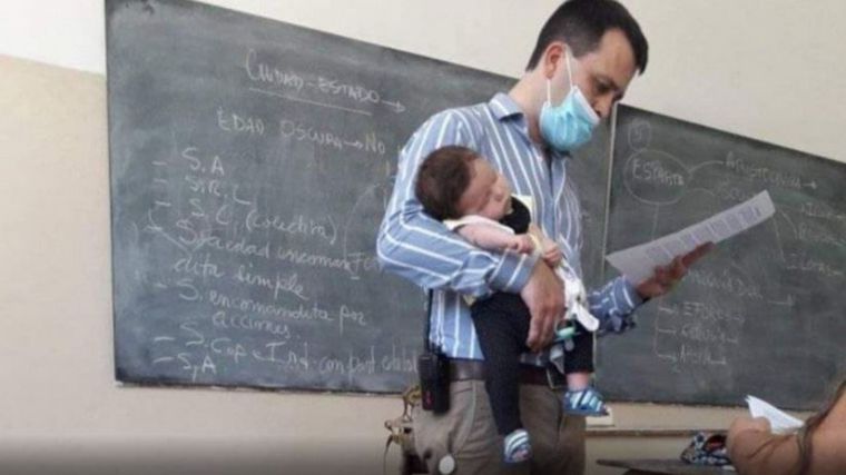 FOTO: Profesor cuida la beba de una alumna para que pueda estudiar