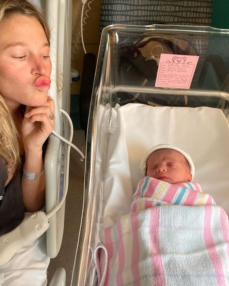 La bebé fue concebida por fecundación in vitro luego de que falleciera su padre