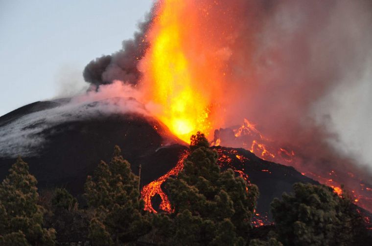 FOTO: El volcán de La Palma aumentó su emisión (Foto: Teleprensa)