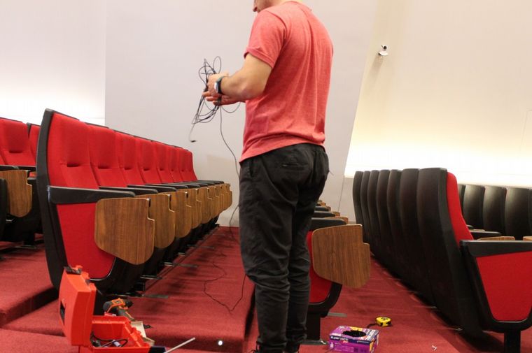 FOTO: Un estudiante diseñó un dispositivo para que hipoacúsicos eviten el sonido ambiente