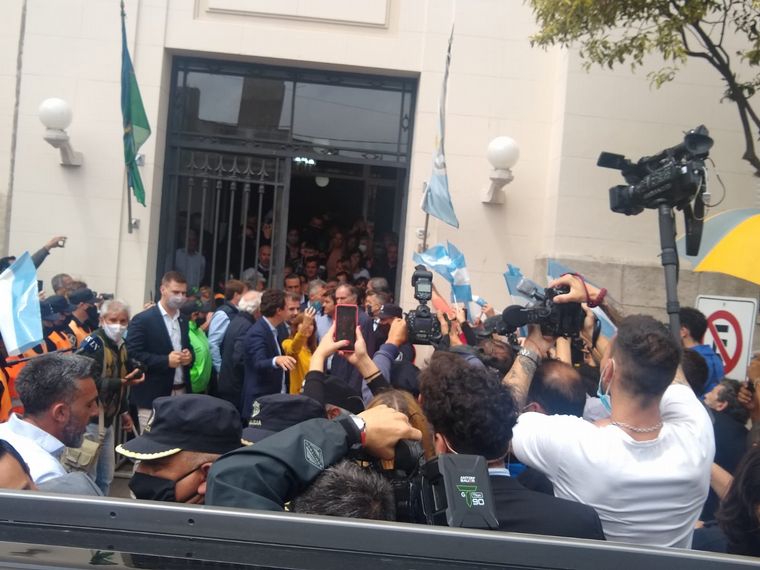 Macri ya está en Dolores: la querella pidió su detención