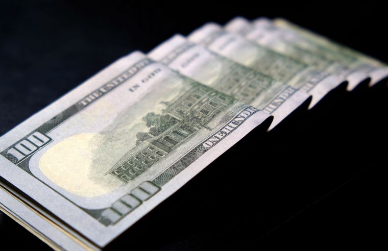 FOTO: El dólar blue rozó el récord y se cotizó a $206,50.