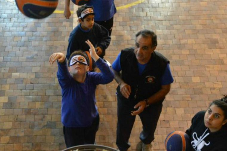 FOTO: Walter Garrone entrena a un equipo de jóvenes en basquet para ciegos