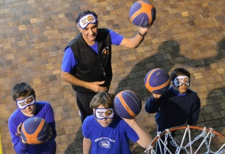 FOTO: Walter Garrone entrena a un equipo de jóvenes en basquet para ciegos