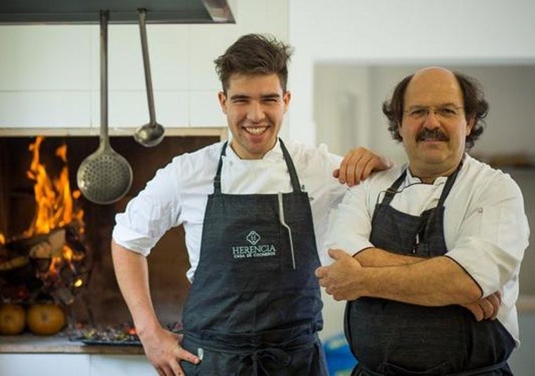 Ignacio junto a su padre Roal Zuzulich en la cocina de Herencia, en Alta Gracia.
