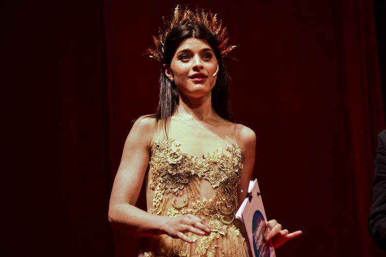 Flor Ferrero, de FM Cordoba, condujo el evento en el Teatro del Libertador.