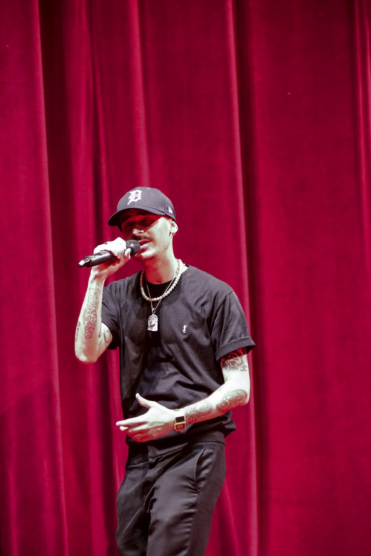 Slim Dee cantó en la apertura de la ceremonia y ganó como Artista Urbano del Año.