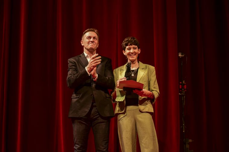 Bren Coll, artista de Folklore del Año, recibió el premio de parte de Pablo Bianco.