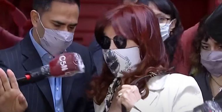 FOTO: Forcejeo durante la salida de Cristina Fernández de su casa.