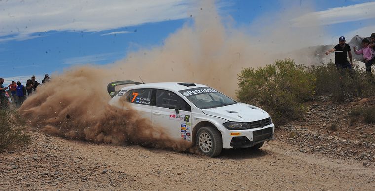 El tucumano Padilla (Polo) defiende la punta de los Maxi Rally en Catamarca.