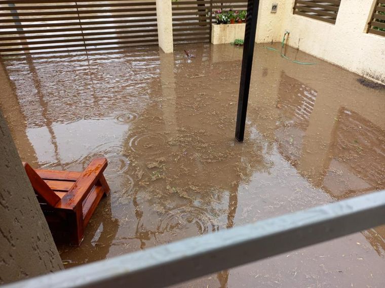 FOTO: El agua entró a casas del barrio cerrado La Catalina.