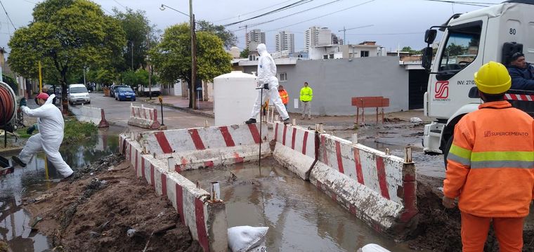 La lluvia hizo estragos en el caos cloacal de Villa Páez