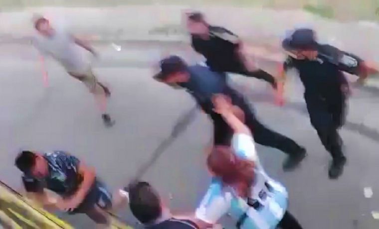 FOTO: Incidentes con barras de Racing en Sarandí.