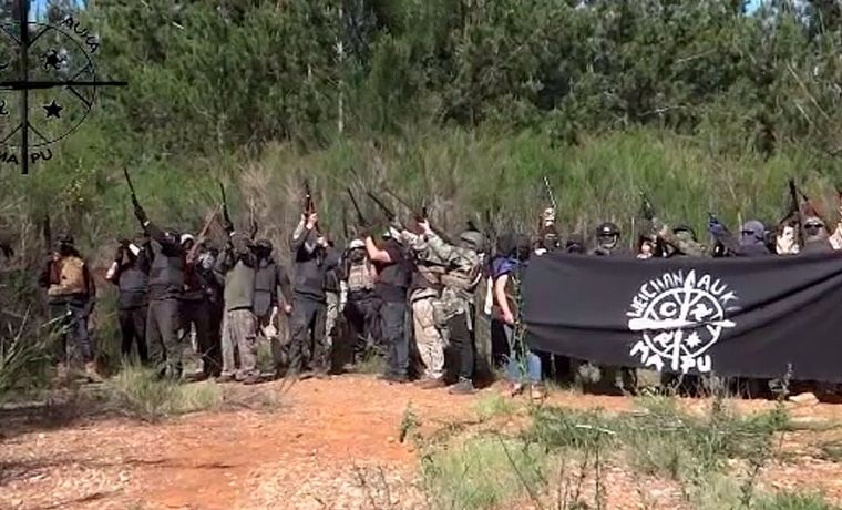 Encapuchados desafiaron a las fuerzas militares chilenas.