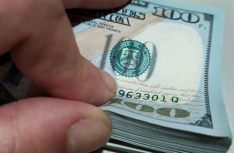 FOTO: El dólar "blue" volvió a subir y cerró la jornada a $207.