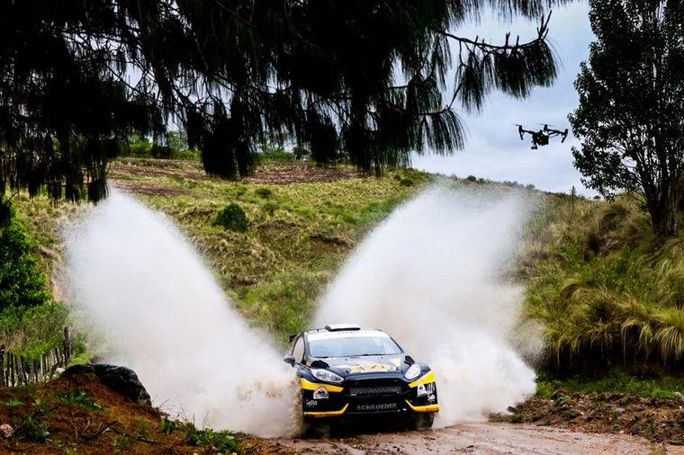 Alonso con el Fiesta se mantiene escolta en R5.