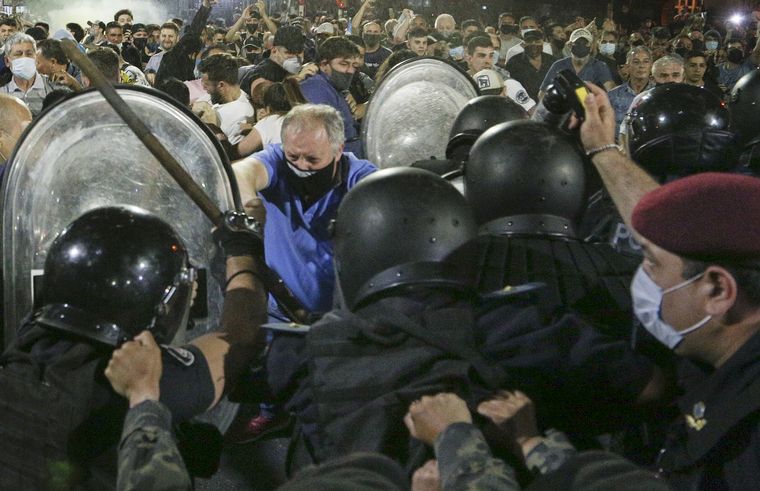 FOTO: Los manifestantes se enfrentaron con los efectivos policiales. 