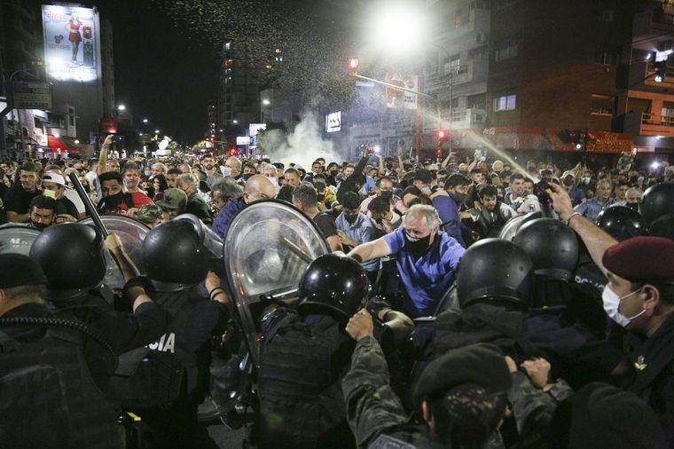 FOTO: Los manifestantes se enfrentaron con los efectivos policiales. 
