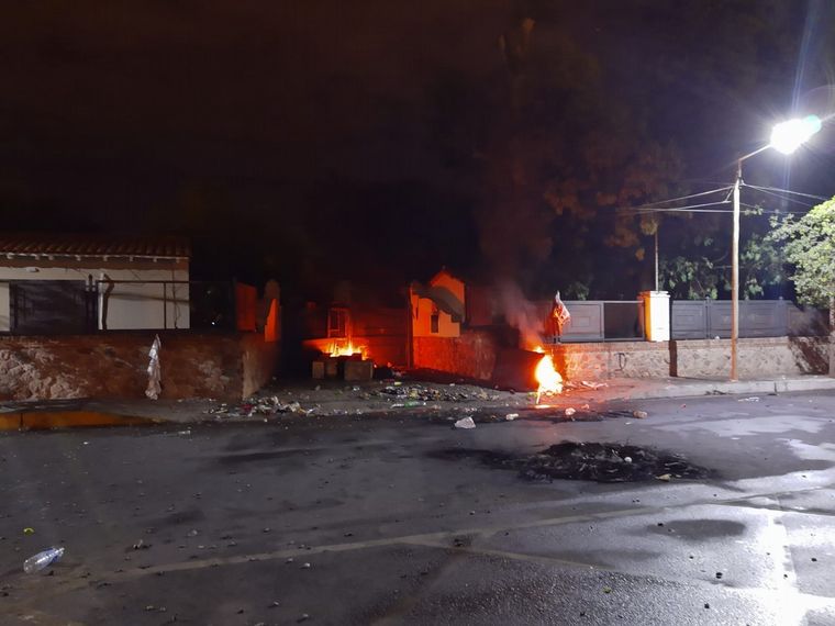 AUDIO: Protestantes apedrearon la casa del gobernador Quintela