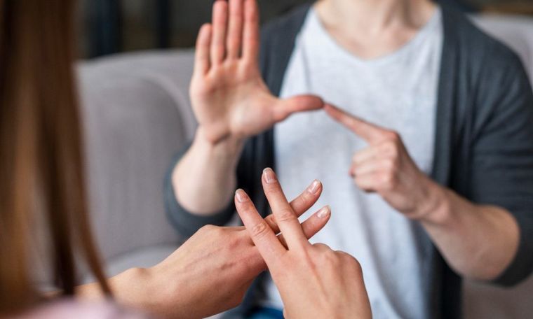 Maestras de Córdoba aprenden lengua de señas por sus alumnas