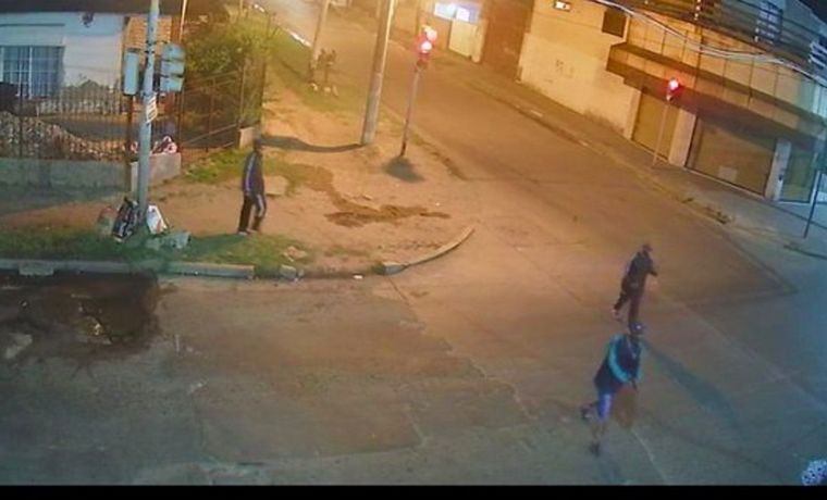 Delincuentes armados asaltan al policía de civil.