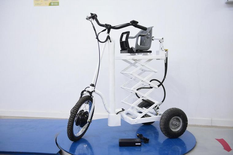 FOTO: Desarrollaron un triciclo adaptado con materiales reciclados