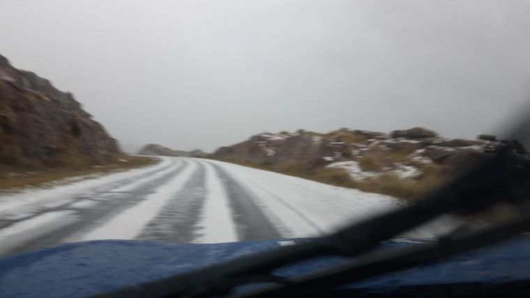 Intensa caída de granizo en el Camino de las Altas Cumbres