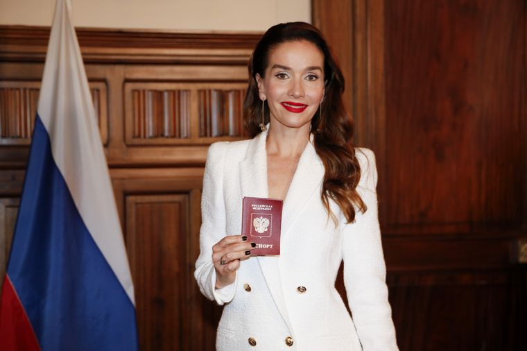 FOTO: Oreiro cuando recibió la ciudadanía rusa.