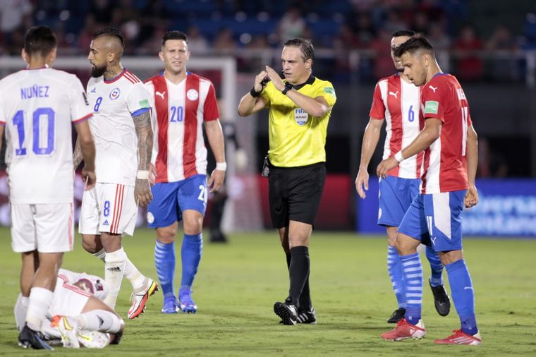 Chile venció a Paraguay en el debut de Barros Schelotto como entrenador.