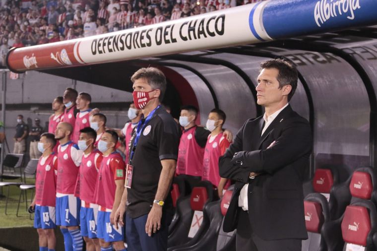 FOTO: Chile venció a Paraguay en el debut de Barros Schelotto como entrenador.