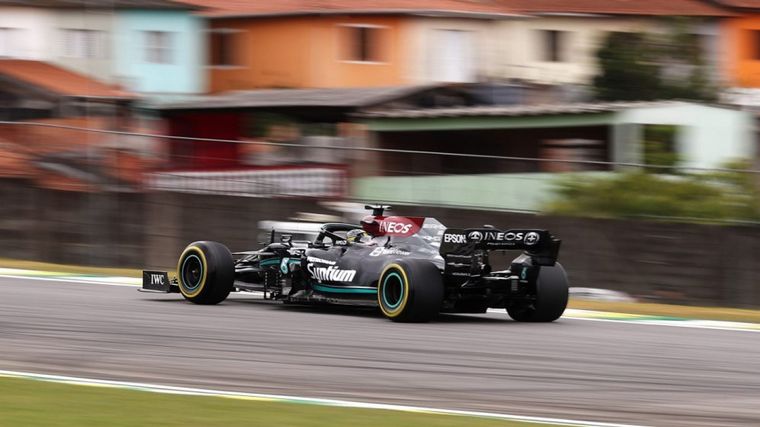 Hamilton batió a Verstappen en la primera práctica, pero retrocederá en la grilla