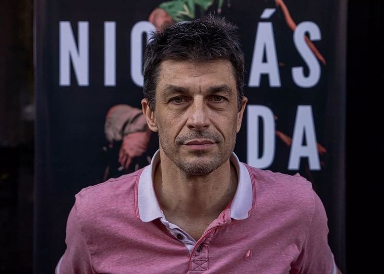 Nicolás Stupenengo, está transformando un colectivo en un motorhome