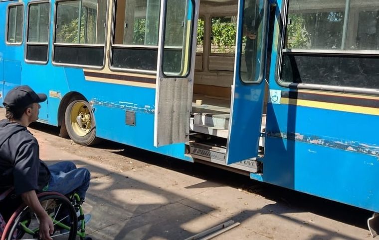 Nicolás Stupenengo, está transformando un colectivo en un motorhome