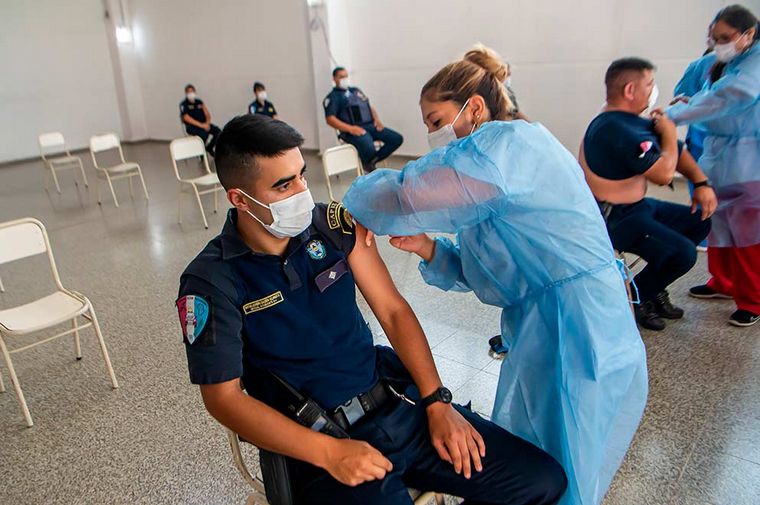 FOTO: Personal de seguridad y educación recibirán la tercera dosis en Córdoba.