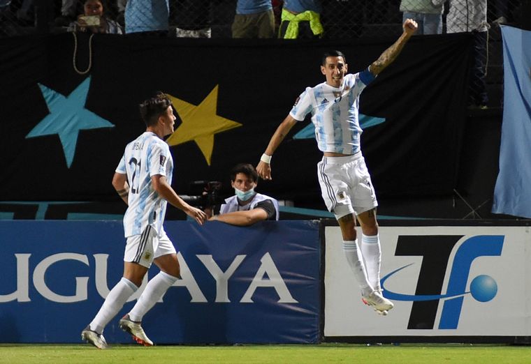 FOTO: Ángel Di María grita su gol en Montevideo.